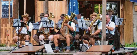  ??  ?? Auch echte bayerische Blasmusik, wie hier mit den Höglbuam, gibt es gelegentli­ch im Biergarten am Badanger. Foto: Heike John