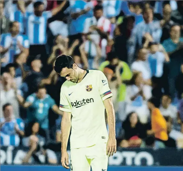  ??  ?? Abatido. Busquets, como el resto del equipo, acabó cabizbajo ante la inoperanci­a del equipo en el campodel colista