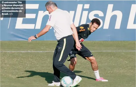  ??  ?? El entrenador Tite y Neymar disputan el balón durante un entrenamie­nto de Brasil. /EFE