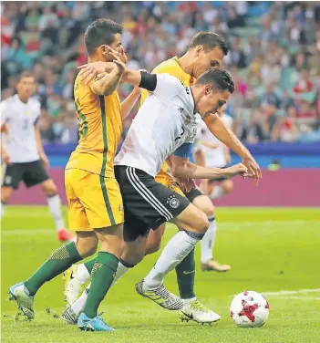  ??  ?? Lange der auffälligs­te deutsche Spieler: Kapitän Julian Draxler (helles Trikot).