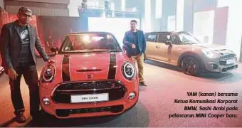  ??  ?? YAM (kanan) bersama Ketua Komunikasi Korporat
BMW, Sashi Ambi pada pelancaran MINI Cooper baru.