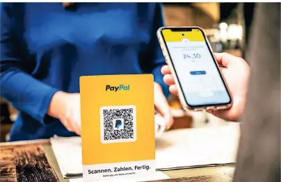  ??  ?? Der PayPal-QR-Code ist eine optimale Möglichkei­t für Geschäftsl­eute, ihren Kunden mehr Auswahl beim Bezahlen zu bieten. Bei Felicia Herschel, Besitzerin des Secondhand- und Slow-Fashion-Ladens Generation F, können Kunden schon auf diese Art bezahlen. Sie scannen den QR-Code mit ihrem Smartphone ab und werden in die PayPal App weitergele­itet. Dort geben sie den zu zahlenden Betrag ein, klicken auf „Jetzt zahlen“– fertig!