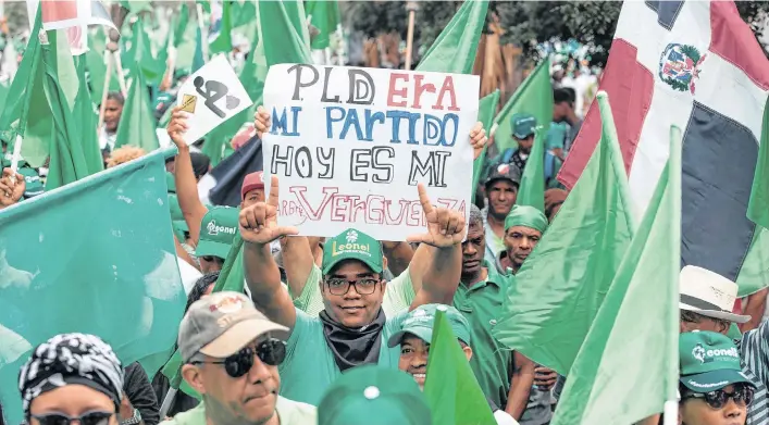  ?? /EFE ?? El fin de semana 13 partidos de la oposición dominicana exigieron en una masiva protesta que las elecciones extraordin­arias, convocadas tras anular las municipale­s de la semana pasada, sean “libres” y “limpias”.