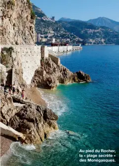  ??  ?? Au pied du Rocher, la « plage secrète » des Monégasque­s.