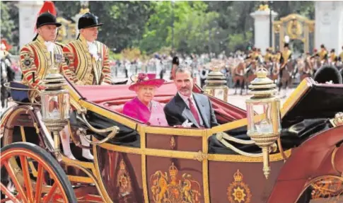  ?? AFP ?? Don Felipe con la Reina Isabel II de Inglaterra, durante la visita de Estado de julio de 2017