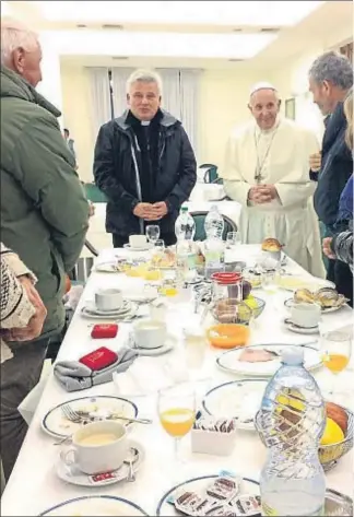  ??  ?? El Papa conversa con los mendigos a los que invitó ayer al Vaticano