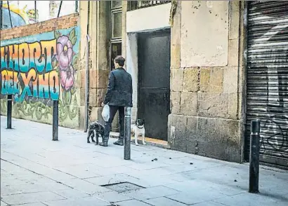  ?? LLIBERT TEIXIDÓ ?? El carrer Reina Amàlia és un dels punts negres de la venda de drogues al Raval