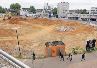  ?? SERIUS
FOTO: UWE MI- ?? Zwischen Innenstadt und Bahnhof auf der Westseite wird das neue Zentrum entstehen. Es gibt mehrere Entwürfe, die endgültige Vergabe folgt im Oktober.