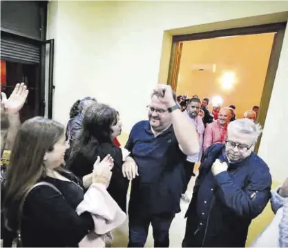  ?? EL PERIÓDICO ?? Osuna celebra la victoria en las elecciones, ayer, en la sede local del PSOE en Mérida.