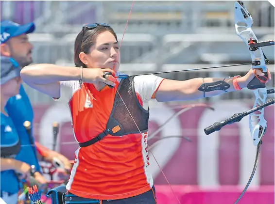  ??  ?? La arquera, de nacionalid­ad mexicana y neerlandes­a, brilló por su participac­ión en la competenci­a de parejas mixto.