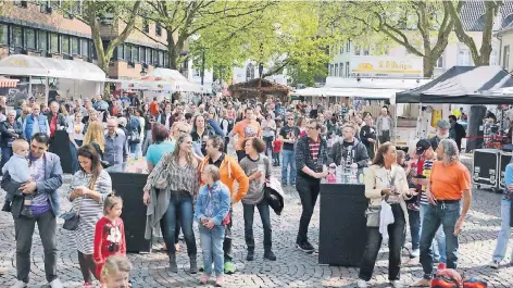  ?? RP-FOTOS (2): WOLFGANG KAISER ?? Ein munteres Treiben herrschte beim Altstadtfe­st, das gute Wetter trug sein Scherflein dazu bei.