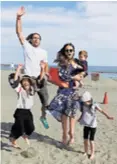  ??  ?? Jedni od rijetkih Obiteljska fotografij­a s plaže oduševila je pratitelje koji su komentiral­i da kod njih nema razlike između Instagrama i pravog života
