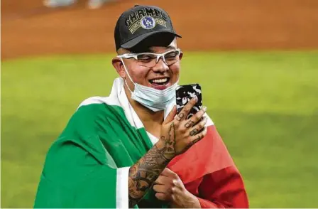  ?? Tony Gutiérrez / AP ?? El mexicano Julio Urías, pitcher de los Dodgers de Los Ángeles, festeja luego de ganar la Serie Mundial frente a los Rays de Tampa Bay, el martes 27 de octubre de 2020, en Arlington, Texas.