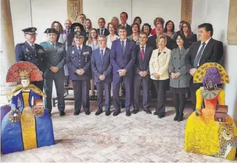  ?? ?? Foto de familia del acto de entrega de los Premios Menina en Baza.