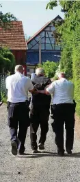  ?? ?? Polizeikrä­fte führen den 68 Jahre alten Mann ab.