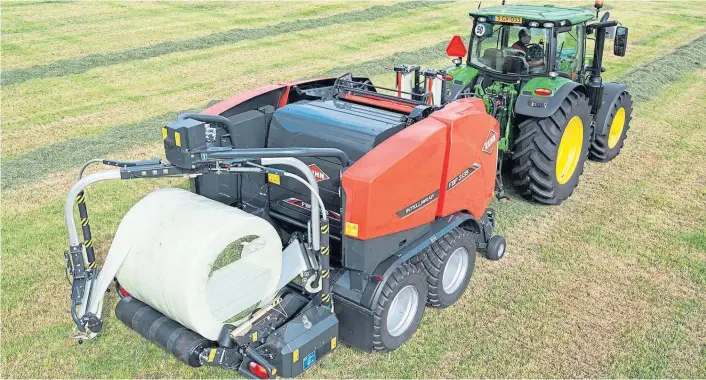  ??  ?? HANDY INFORMATIO­N: Kuhn Balepack baling and wrapping combinatio­ns can now be fitted with a weighing system and moisture sensor so grass yield can be calculated.