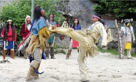  ?? Foto: Fred Schöllhorn ?? „Das Geheimnis der Felsenburg“heißt das Stück, das bei den 13. Karl May Festspiele­n in Dasing aufgeführt wird. Es wird wieder rasant zugehen, wenn Matthias M. als Win netou auftritt.