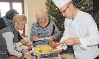  ?? SZ-FOTO: KÖ ?? Leckeres Essen gab es beim Frauenfrüh­stück der VHS in Ehingen, gekocht von Jürgen Hoheisel.