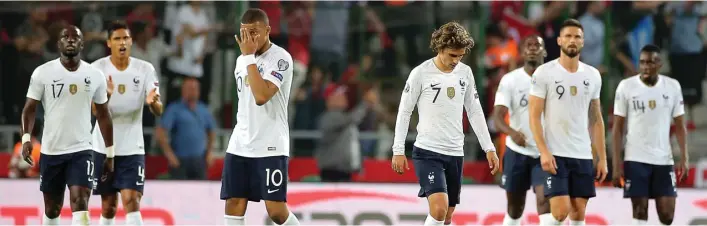  ?? AP PHOTO ?? ANTIKLIMAK­S: Ekspresi kekecewaan pemain timnas Prancis setelah takluk 0-2 oleh Turki pada kualifikas­i Euro 2020 di Buyuksehir Stadium, Konya, kemarin.
