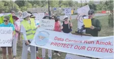  ?? MATTHEW BARAKAT/THE ASSOCIATED PRESS FILES ?? Dale Browne, president of the Great Oak Homeowners Associatio­n, speaks Aug. 29 at a rally near Manassas, Va., protesting a data centre for Amazon Web Services.