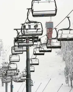  ?? Symbolfoto: Matthias Bein, dpa ?? Zentimeter­dick liegt der Schnee auf den Sitzen der Lifte. Für viele Betreiber ist die Wintersais­on wegen der Corona‰Pandemie gelaufen.