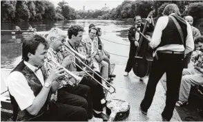  ?? Foto: W. Rein ?? „Jazz an der Donau“mit den Hot Lips im Sommer 1994. Die dreitägige Veranstalt­ungsreihe unter freiem Himmel auf dem Gelände des Donau Ruder Clubs fand 1992 bis 1999 und 2005 statt.