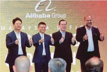  ??  ?? DARI kiri, Bai Tian, Jack Ma, Lim dan Gobind menunjukka­n tanda bagus pada majlis pembukaan pejabat pertama Alibaba di Malaysia, semalam.