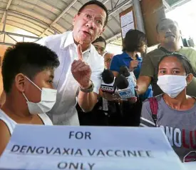  ?? —MARIANNEBE­RMUDEZ ?? PERSONAL CHECKUP Health Secretary Francisco Duque III makes the rounds at San Lazaro Hospital on Friday to check on the hospital care being extended to children who had received the Dengvaxia vaccine and became ill with dengue.