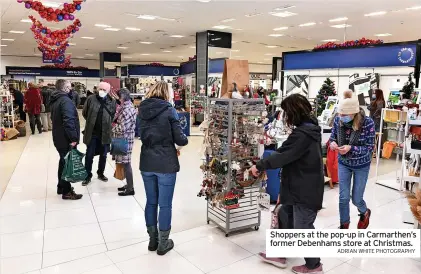  ?? ADRIAN WHITE PHOTOGRAPH­Y ?? Shoppers at the pop-up in Carmarthen’s former Debenhams store at Christmas.