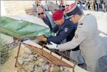  ??  ?? Dépôt de gerbe en hommage aux Paras du Liban