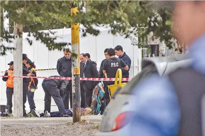  ?? OPI SANTA CRUZ ?? Un muerto. Fue el saldo del enfrentami­ento. También hubo heridos y 25 detenidos.