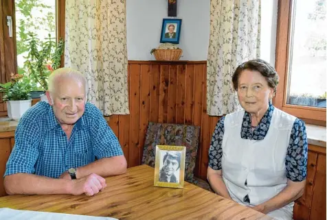  ?? Foto: Uwe Bolten ?? Wirtin Rosamunde Donderer (links ihr Bruder Eduard) sitzt in Reinhartsh­ofen auf dem Platz, der in den 70er Jahren Stammplatz von Roy Black war.