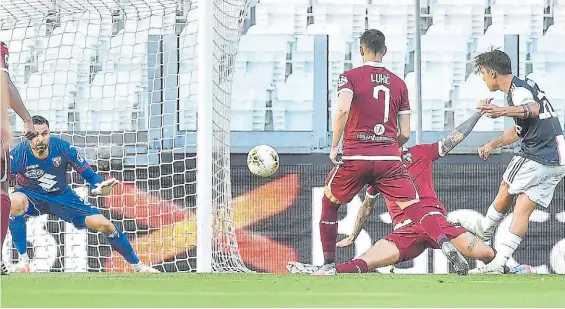  ?? EFE ?? Golazo. Dybala recibió en el área, desparramó a sus rivales y anotó el primero de la goleada. El partido no llevaba dos minutos de juego.