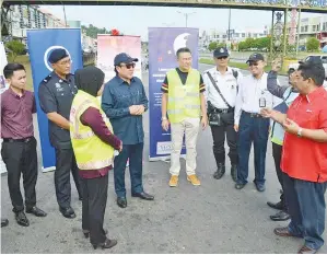  ??  ?? BOBBEY (empat kiri) mendengar taklimat mengenai Kempen Keselamata­n Pengguna Jalan Raya.