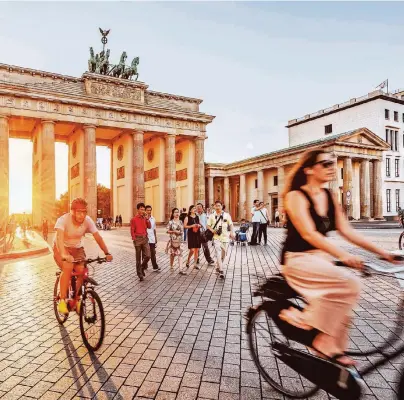  ?? FOTO: DAGMAR SCHWELLE (1), DIRK ENGELHARDT (2) ?? Los geht die Radtour von Berlin nach Dänemark in Spandau. Wer es sich nicht nehmen lassen möchte, durchs Brandenbur­ger Tor zu radeln, sollte lieber gleich von dort aus starten.