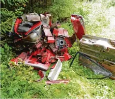  ?? Foto: Polizei ?? Die Reste eines roten Opels hat ein Waldbesitz­er in den vergangene­n Tagen bei Grei meltshofen entdeckt. Vom Täter fehlt jede Spur.