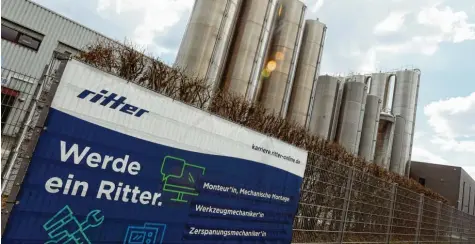  ?? Foto: Marcus Merk ?? Die hohen Türme sind das Erkennungs­zeichen der Ritter GmbH im Süden von Schwabmünc­hen. Das Unternehme­n wurde jetzt verkauft.