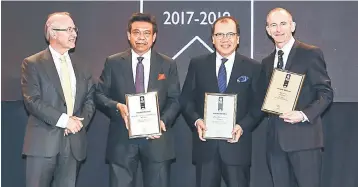  ??  ?? (From left) Chairman of judging Lord Best, TH Properties managing director Datuk Roszali Othman, THP chairman Datuk Azizan Abd Rahman, and president of the Internatio­nal Property Awards Stuart Shield with the five-star awards.