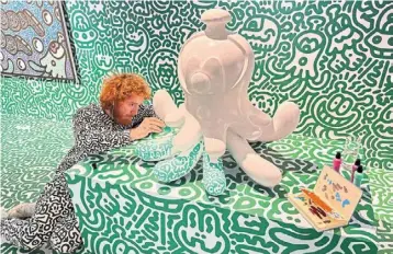  ?? ?? Cox, better known as mr doodle, working on a sculpture named Jellyboggl­e at Pearl Lam Galleries in Hong Kong.