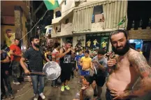  ??  ?? Festa. Durante o jogo, dezenas de libaneses se divertem