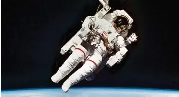  ?? Foto: Nasa, dpa ?? Was US Astronaut Bruce McCandless hier schon 1984 erlebte, soll auch für Touristen möglich werden: Unternehme­n wie das des Tesla Gründers Elon Musk will das All touristisc­h erschließe­n.