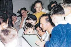  ?? FOTO: LOOKSFILM/DPA ?? Eine Aufnahme von etwa 1960 zeigt den Sektenführ­er Paul Schäfer umgeben von Kindern – eine Szene aus der Doku „Colonia Dignidad“.