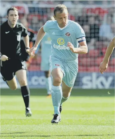  ??  ?? Sunderland midfielder Lee Cattermole tracks Barnsley’s Brad Potts in Saturday’s Championsh­ip clash.