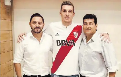  ?? TWITTER ?? Ahora sí. Franco Armani ayer, con su representa­nte y su mánager, tras acordar la llegada a River.