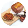  ??  ?? Nduja Zugegebene­rmaßen gewöhnungs­bedürftig. Superschar­f. Schweinefe­tt, Schweinefl­eisch, Salz und Chili werden in einen Schweineda­rm gefüllt und geräuchert. Serviert auf Weißbrot, oder zum Würzen von Speisen.