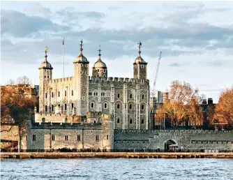  ??  ?? Com mais de 900 anos de história, a Torre de Londres já foi prisão, palácio e forte. Hoje é uma das principais atracções da capital britânica