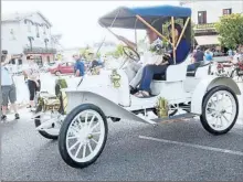  ??  ?? Mme le maire a été invitée à monter à bord de cette belle voiture