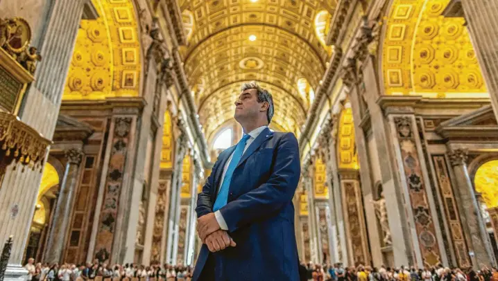  ?? Foto: Oliver Weiken, dpa ?? Der Blick ist nach oben gerichtet – aber alle Macht geht vom Volke aus: Bayerns Ministerpr­äsident Markus Söder (CSU) besuchte nach einer Audienz bei Papst Franziskus den Petersdom.