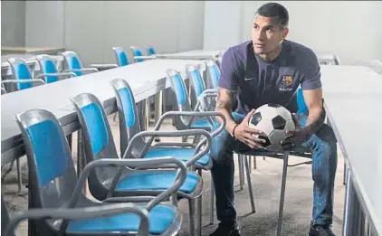  ?? FOTO: PERE PUNTÍ ?? Jeison Murillo, con un balón La pelota le hace más fuerte, en concordanc­ia con un popular slogan del Camp Nou