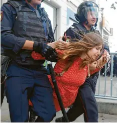  ?? Foto: Pavel Golovkin, dpa ?? Zwei Moskauer Polizisten zerren diese junge Frau zu einem bereitsteh­enden Bus für festgenomm­ene Demonstran­ten.